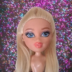 Vtg 2004 Bratz Cloe Doll Fashion Jeans Shoes Earrings No Top Moving Limbs & Head